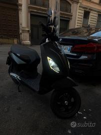 Piaggio One Active 125 2022 total black elettrico