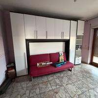Camera con armadio e divano letto