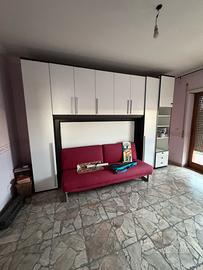 Camera con armadio e divano letto
