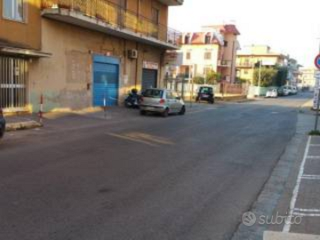 Negozio fronte strada con possibilità di deposito