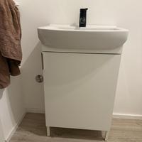 Mobile bagno con lavabo e specchio. Ikea