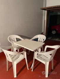 Tavolo da giardino pieghevole e 4 sedie impilabili