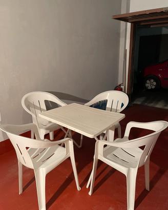 Tavolo da giardino pieghevole e 4 sedie impilabili