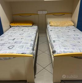 Cameretta con 2 letti singoli in legno chiaro