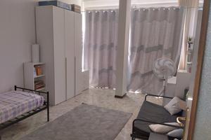 Ampia stanza in centro libera subito