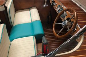 Motoscafo d’epoca ristrutturato a nuovo