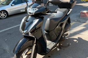 SH 125i 2018 nero + bauletto