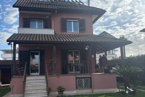 Villa di 310 m² con più di 5 locali a Giugliano in