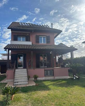 Villa di 310 m² con più di 5 locali a Giugliano in