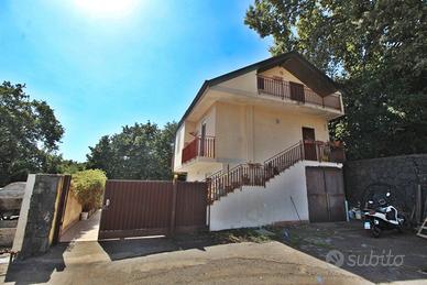 Villetta con garage e terrazza ad Aci Sant'Antonio