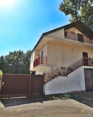 Villetta con garage e terrazza ad Aci Sant'Antonio