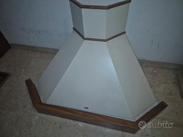 cappa angolare con trave in legno massello