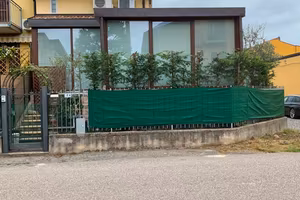 Villetta bifamiliare di testa con veranda