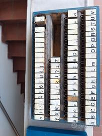 SISTEMA DI STAMPA A CARATTERI MOBILI ....