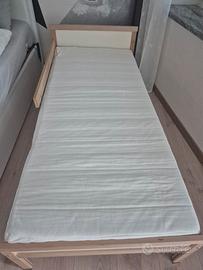 Lettino in legno con materasso