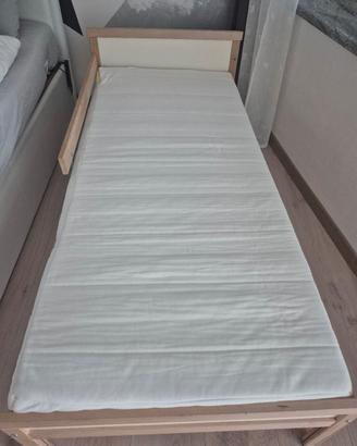 Lettino in legno con materasso