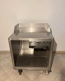 Bancone in acciaio con 4 ruote