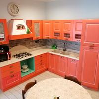 Cucina stile country color corallo