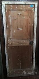 Porta antica con telaio e ferratura originale