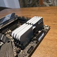 RAM Thermaltake Toughram RGB DDR4 4400 MHz – 32 GB