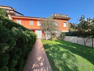 VILLA A SCHIERA CENTRALE A SAN GIOVANNI LUPATOTO