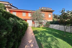 VILLA A SCHIERA CENTRALE A SAN GIOVANNI LUPATOTO