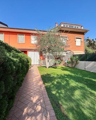 VILLA A SCHIERA CENTRALE A SAN GIOVANNI LUPATOTO