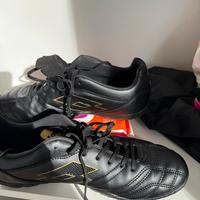Scarpe marca Lotto per campo sintetico