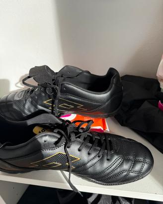 Scarpe marca Lotto per campo sintetico