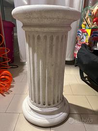 Colonna in cemento bianco
