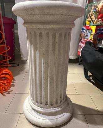 Colonna in cemento bianco