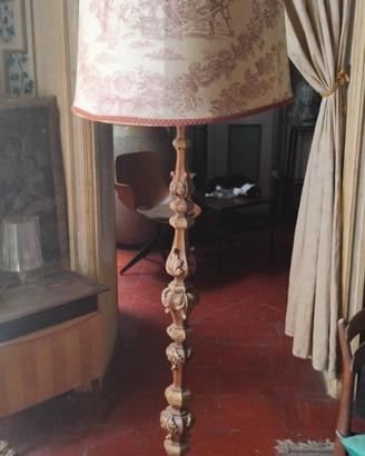 lampada da terra  in legno scolpito 