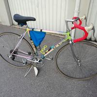bici da corsa fine anni 80 con telaio in acciaio