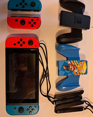 Nintendo switch con 4 controller e 2 pad