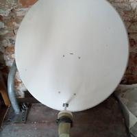 Antenna parabolica con staffa di fissaggio