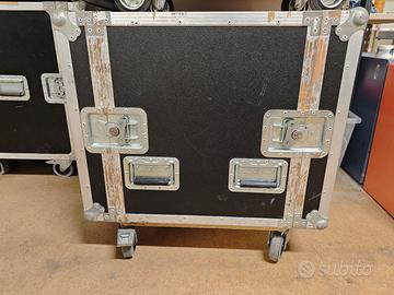 Flight Case mobile Rack con ruote e ciabatta