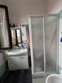 Mobile bagno con specchio e lavabo