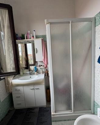 Mobile bagno con specchio e lavabo