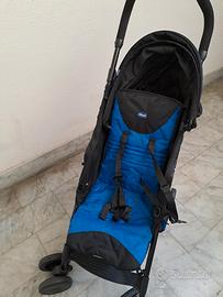 Passeggino Echo Chicco 
blu con manicotto
