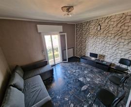 Appartamento con balcone e cantina a castalletto