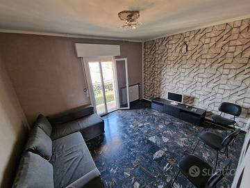 Appartamento con balcone e cantina a castelletto