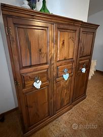 Armadio in legno massello