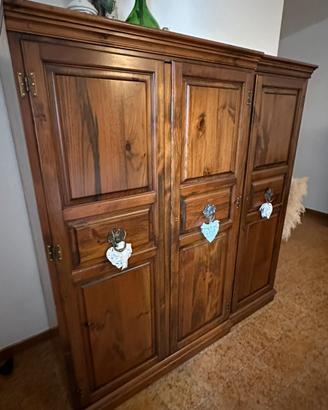 Armadio in legno massello