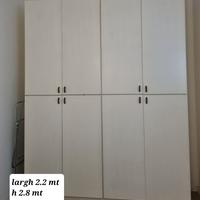 Armadio bianco con cassetti interni