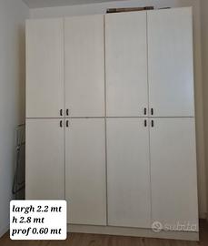 Armadio bianco con cassetti interni