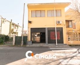 Via Bixio. Locale bilivelli con cortile