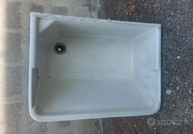 Lavatoio capiente per lavanderia o esterni