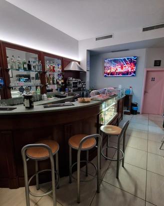 Storica agenzia scommesse con angolo bar