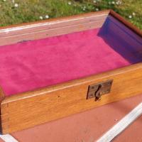 Cassetta in legno pregiato con vetrina