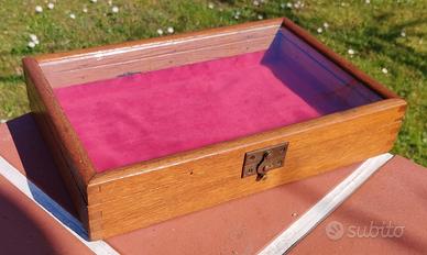 Cassetta in legno pregiato con vetrina